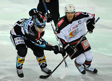 #21 Philipp Lukas, Stuermer, Liwest Black Wings Linz und die #22 Marcel Rodman, HK Acroni Jesenice im Duell.