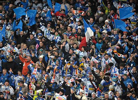 Zufriedene VSV Fans im Stadion Klagenfurt