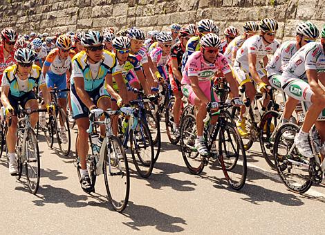 Das Feld des Giro d Italia im Anstieg zum Gerlospass. In der Mitte im Maglia Rosa, Danilo Di Luca, Team LPR.