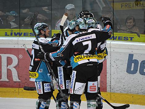 Linz feiert ein Tor, EHC Liwest Black Wings Linz vs. SAPA Fehervar AV19, Platzierungsrunde