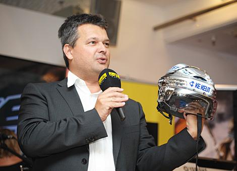 Ing. Peter Freunschlag praesentiert den neuen Helm der Linzer Liwest Black Wings bei der Saisoneroeffnung fuer die Fans.