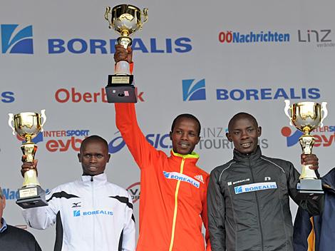 22.04.2012, Linz, AUT, 11. Borealis Linz Donau Marathon, im Bild, Marathon Sieger Josephat Keiyo, Kenia, rechts Roland Kipchumba, Kenia, Zweiter, links Collins Kibet, Dritter, am Siegerpodest, Borealis Linz Donau Marathon, Linz Donau, Austria, 2012-04-22 
