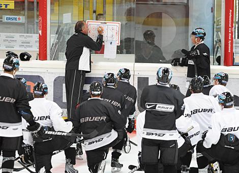 Trainer Kim Collins erklaert dem Team die gewuenschten Spielzuege