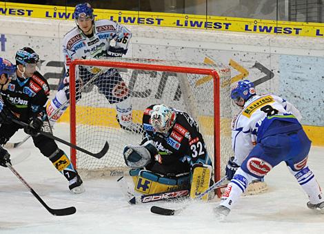 #32 Alex Westlund, Tormann, Liwest Black Wings Linz, klaert vor Roland Kaspitz, VSV.