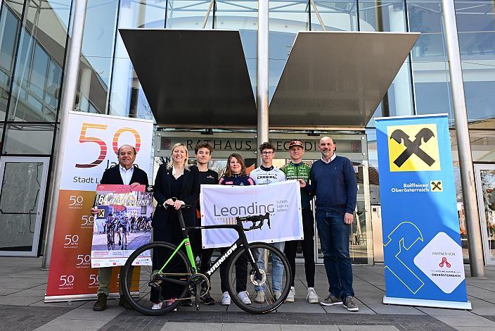 v.l. Paul Resch (Präsident LRV Oberösterreich), Bürgermeisterin Dr. Sabine Naderer-Jelinek, Leonding, Adrian Stieger (AUT, Team Schwingshandl),  Daniela Schmidsberger (AUT, RC ARBÖ Wels), Valentin Hofer (AUT, Cannibal B Victorious), Valentin Poschacher (AUT, Hrinkow Advarics) Peter Gattringer (Stadtrad Sport Leonding),  Pressekonferenz zum 64. Rad Saison Eroeffnungsrennen Leonding