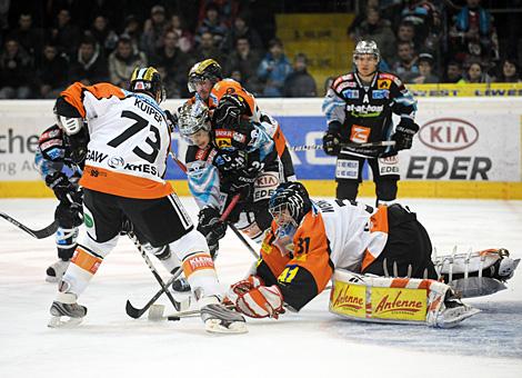 Philipp Lukas Liwest Black Wings Linz vs. Fabian Weinhandl EC Moser Medical Graz 99ers