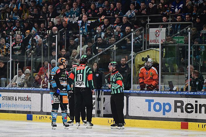 Brian Lebler (Steinbach Black Wings Linz) mit Schiedsrichter Patrick Fichtner (OEEHV) und Schiedsrichter Elias Seewald (OEEHV), Win2Day ICE Hockey League,  Steinbach Black Wings Linz vs Moser Medical Graz 99ers,  Linz AG Eisarena