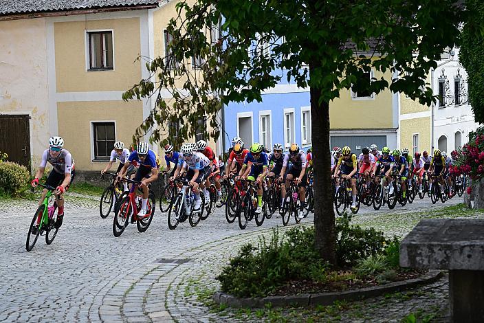 Das Peloton mit Valentin Poschacher (AUT, Regionalteam Oberösterreich) 2. Etappe Sarleinsbach - Sarleinsbach, Int. Oberösterreichische Versicherung OÖ Junioren Oberösterreich Rundfahrt