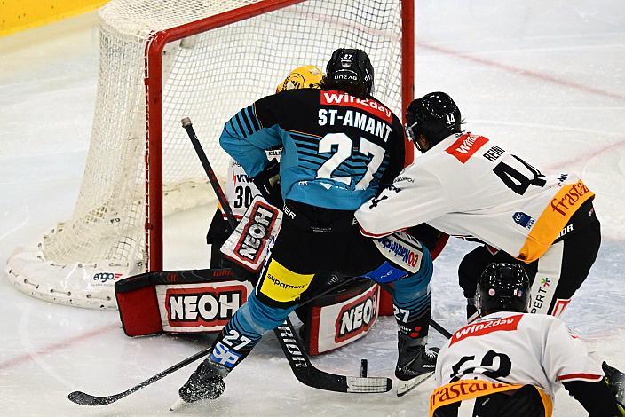 Shawn St.Amant (Steinbach Black Wings Linz), Tormann Alex Caffi (Pioneers Vorarlberg), Julius Reini (Pioneers Vorarlberg), 27. Runde ICE, Steinbach Black Wings Linz vs Pioneers Vorarlberg, Linz AG Eisarena 