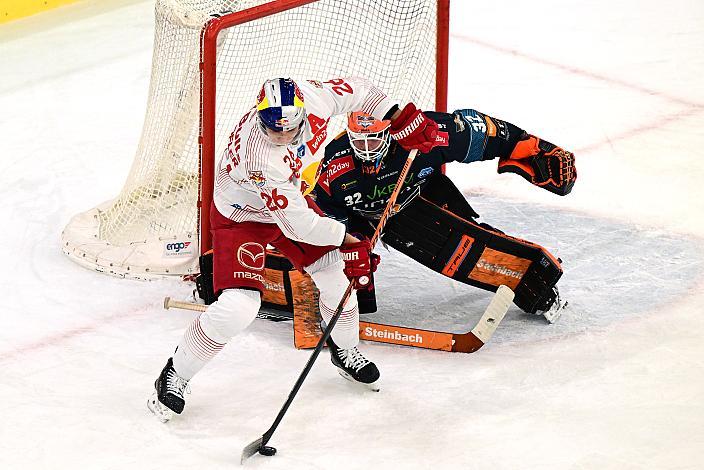 Peter Hochkofler (EC Red Bull Salzburg), Tormann Rasmus Tirronen (Steinbach Black Wings Linz) Steinbach Black Wings Linz vs EC Red Bull Salzburg, Linz AG Eisarena 