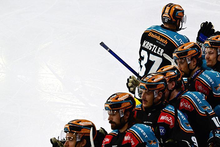 Andreas Kristler (Steinbach Black Wings Linz) feiert an der Spielerbank Semifinale 2, Win2Day ICE Hockey League, 2. Semifinale, Steinbach Black Wings Linz vs EC KAC,  Linz AG Eisarena 