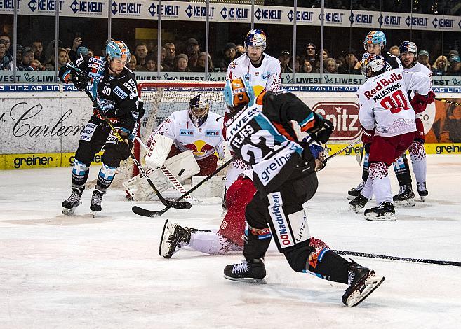 Im Bild: Hunter Fejes (EHC Liwest Black Wings Linz) und Julian Pusnik (EHC Liwest Black Wings Linz), vor Tormann Jean Philippe Lamoureux (Red Bull Salzburg) Eishockey,  EHC Liwest Black Wings Linz vs Red Bull Salzburg