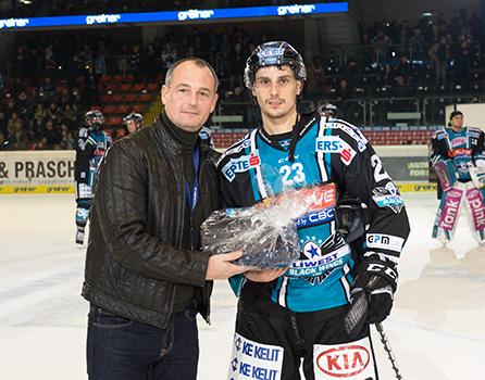 Spieler des Abends Fabio Hofer (EHC Liwest Black Wings Linz)  EHC Liwest Black Wings Linz vs EC KAC