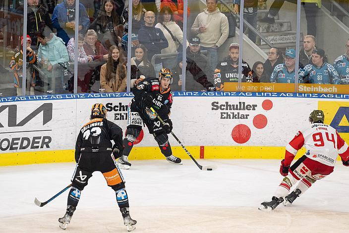 Patrick Söllinger (Steinbach Black Wings Linz), Michael Haga (Steinbach Black Wings Linz), Daniel Frank (HCB Suedtirol Alperia) Steinbach Black Wings Linz vs HCB Suedtirol Alperia, 15. Runde ICE Hockey League, Steinbach Black Wings Linz, Linz AG Eisarena 