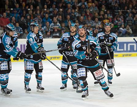 Brett McLean (EHC Liwest Black Wings Linz) Siegtorschütze, EHC Liwest Black Wings Linz vs HCB Suedtirol 6. Viertelfinale
Brett McLean (EHC Liwest Black Wings Linz) SiegtorschÃ¼tze, EHC Liwest Black Wings Linz vs HCB Suedtirol 6. Viertelfinale