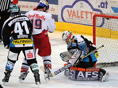 Alex Westlund klaert vor Ramzi Abid, Salzburg, EHC Liwest Black Wings Linz vs. EC Red Bull Salzburg