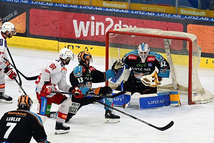 Raphael Herburger (EC KAC), Gerd Kragl (Steinbach Black Wings Linz), Tormann Rasmus Tirronen (Steinbach Black Wings Linz) Semifinale 2, Win2Day ICE Hockey League, 2. Semifinale, Steinbach Black Wings Linz vs EC KAC,  Linz AG Eisarena 