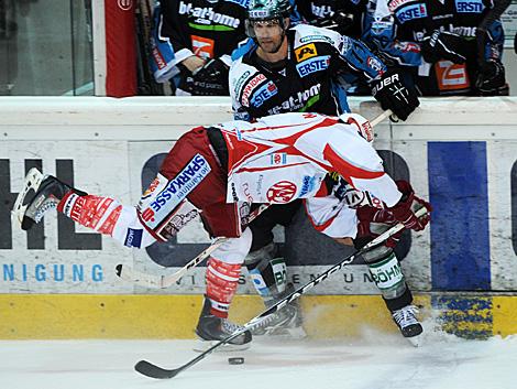 Pat Leahy Linz stoppt Tyler Spurgeon, KAC, EHC Liwest Black Wings Linz vs. EC KAC