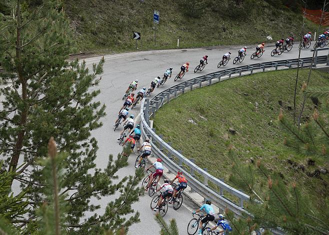Das Feld in der Abfahrt von der Cima Banche nach Cotina d Ampezzo, Giro, Giro d Italia, Radsport, 102. Giro d Italia - 18. Etappe Olang - Santa Maria di Sala