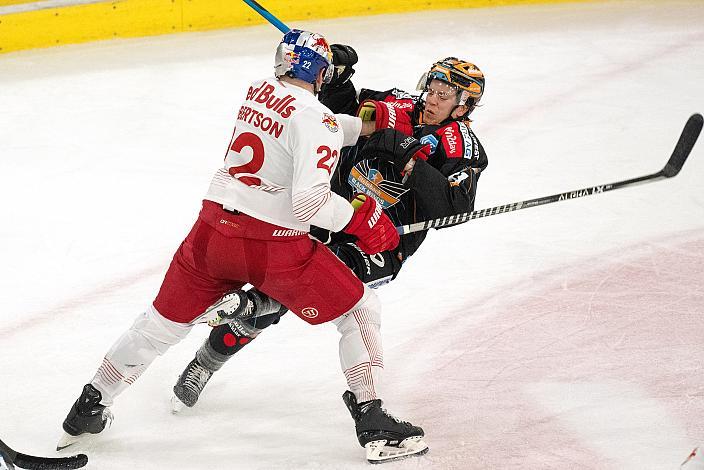 Dennis Robertson (EC Red Bull Salzburg), Ramon Schnetzer (Steinbach Black Wings Linz) Steinbach Black Wings Linz vs EC Red Bull Salzburg, 17. Runde ICE Hockey League, Steinbach Black Wings Linz, Linz AG Eisarena 