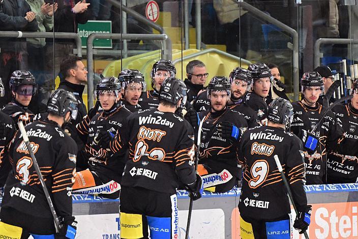 Die Steinbach Black Wings Linz feiern das Tor zum 2 zu 1 durch Graham Knott (Steinbach Black Wings Linz), 16. Runde ICE, Steinbach Black Wings Linz vs Vienna Capitals, Linz AG Eisarena