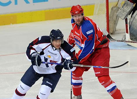 #36 Ivan Huml, Stuermer, HC Mountfield - Budweis im Duell mit der #10 Igor Bacek, Slovan Bratislava.