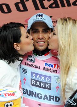 Im Rosa Trikot  Alberto Contador, Team Saxo Bank Sunguard im Ziel, bei der Ehrung als Fuehrender der Gesamtwertung, Bergankunft Gardeccia, im Fassa Tal.