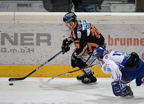 Brad Purdie, Liwest Black Wings Linz verfolgt von der Nr.11 Nico Toff, VSV.