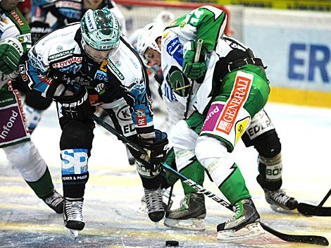 Justin Keller, Stuermer, Linz und Martej Hocevar, Laibach, EHC Liwest Black Wings Linz vs. HDD Tilia Olimpija Ljubljana 