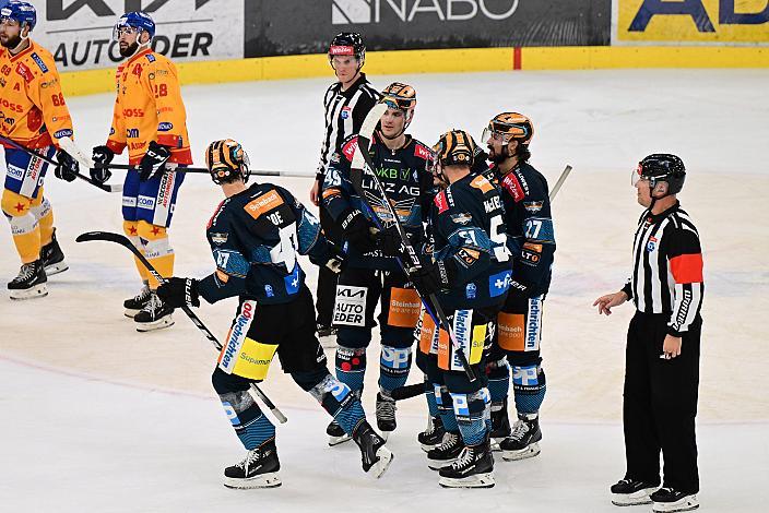 Die Steinbach Black Wings Linz feiern das Tor zum 2 zu 0 durch Logan Roe (Steinbach Black Wings Linz), Steinbach Black Wings Linz vs Migross Supermercati Asiago Hockey 1935, Linz AG Eisarena, pre season 
