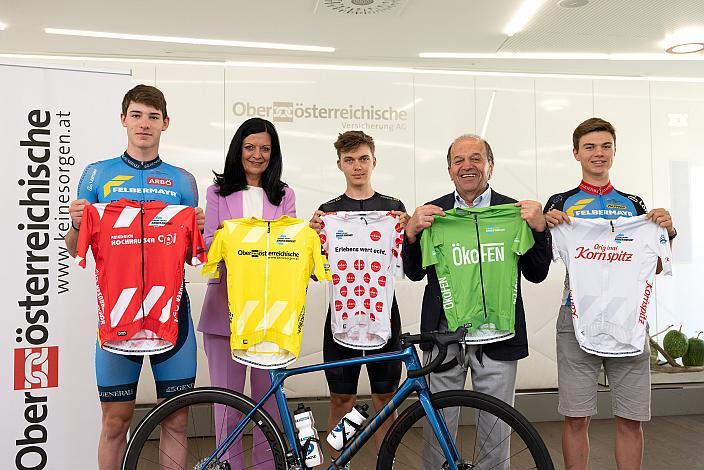 v.l. Jakob Purtscheller (AUT, Team Felbermayr Wels), Kathrin Kühtreiber-Leitner (Vorstandsdirektorin Oberösterreichische Versicherungs AG), Benjamin Eckerstorfer (AUT, RC Popa Flo Freistadt), Paul Resch (Präsident LRV Oberösterreich), Moritz Doppelbauer (AUT, Team Felbermayr Simplon Wels) Pressekonferenz, 47. Int. Keine Sorgen Oberösterreich Juniorenrundfahrt
