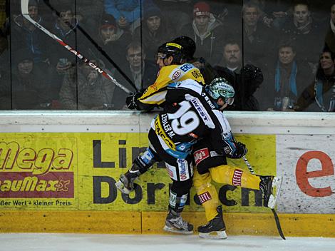 Michael Lebler, Linz checkt Martin Oraze, Vienna, EHC Liwest Black Wings Linz vs. UPC Vienna Capitals, 5. Viertelfinale
