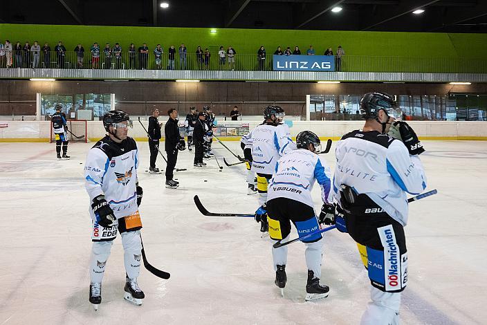 Head Coach Philipp Lukas (Steinbach Black Wings Linz) leitet das Eistraining, (Steinbach Black Wings Linz) Erstes Eistraining, Steinbach Black Wings Linz , Linz AG Eisarena