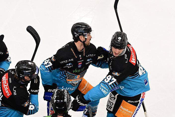 Die Steinbach Black Wings Linz feiern das Tor zum 1 zu 0 durch Luka Maver (Steinbach Black Wings Linz), ), Spiel 2 Pre-Playoffs,  ICE, Steinbach Black Wings Linz vs EC iDM Wärmepumpen VSV, Linz AG Eisarena