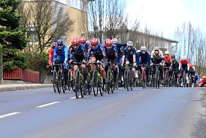 Team Felt - Felbermayr (AUT) an der Spitze des Feldes  63. Saison Eroeffnung Leonding Herren, Road Cyling League Austria