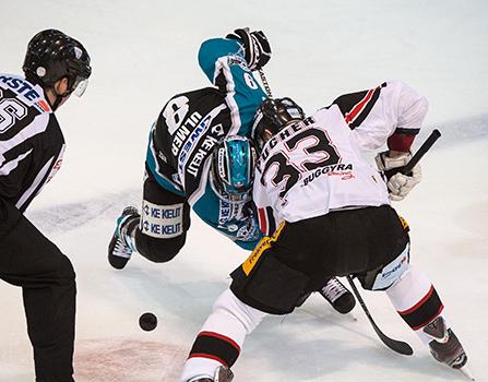 Jason Ulmer (EHC Liwest Black Wings Linz) und Peter Pucher (HC Orli Znojmo), EHC Liwest Black Wings Linz vs HC Orli Znojmo, 2. Semifinale