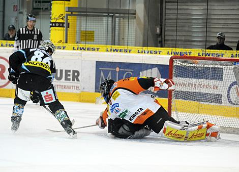 Martim Mairitsch Liwest Black Wings Linz vs. Fabian Weinhandl EC Moser Medical Graz 99ers