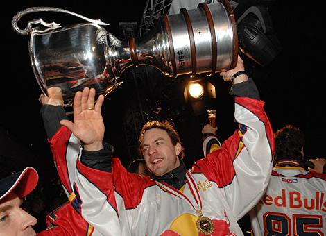 Josh Green mit dem Meisterpokal.