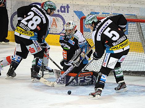 Franklin MacDonald, Linz klaert vor Alex Westlund. EHC Liwest Black Wings Linz vs. HK Acroni Jesenice