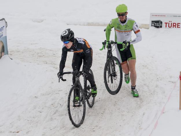 Andreas Hofer (AUT, Hrinkow Advarics Cycleang Team) und Marvin Hammerschmid (AUT, Team Feldbinder Owayo Ktm), Cross Rennen Herrn Elite, Lambach/Stadl-Paura 