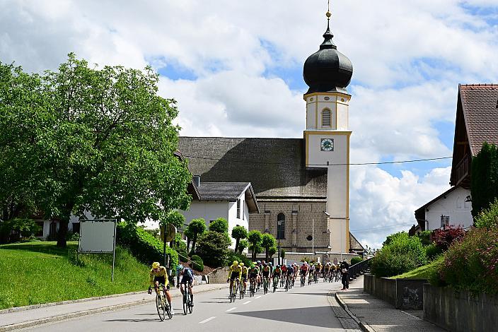 Das Peloton unterwegs im Innviertel, 2. Etappe Eferding - Reichersberg, Oberösterreich Rundfahrt