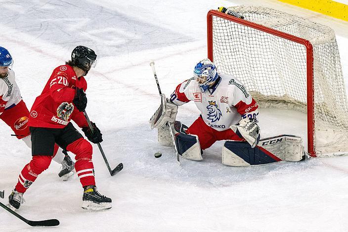Stürmer Niklas Bretschneider (AUT), Tormann Ales Stezka (CZE) Österreich vs Tschechische Republik, Eishockey Nationalteam, Testspiel Linz, Oberösterreich 