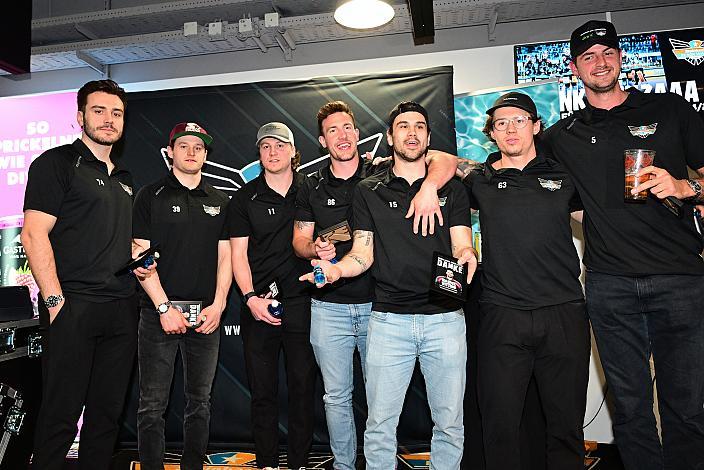 Die Spieler verlassen Linz , Nico Feldner (Steinbach Black Wings Linz), Ian Scheid (Steinbach Black Wings Linz), Brodi Stuart (Steinbach Black Wings Linz), Dragan Umicevic (Steinbach Black Wings Linz), Marcel Witting (Steinbach Black Wings Linz), Niklas Bretschneider (Steinbach Black Wings Linz), Raphael Wolf (Steinbach Black Wings Linz) Steinbach Black Wings Linz , VIP Bereich, Linz AG Eisarena 