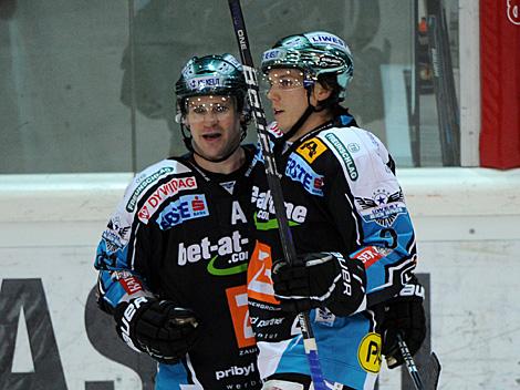 Curtis Murphy und Danny Irmen, Linz feiern, EHC Liwest Black Wings Linz vs. HK Acroni Jesenice
