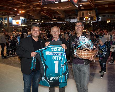 Otto Gaffal wird geehrt, EHC Liwest Black Wings Linz vs Dornbirner Eishockey Club