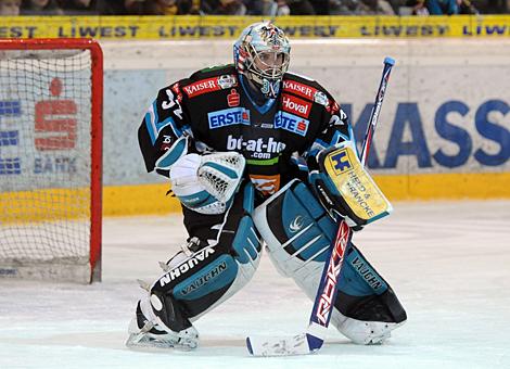 Alex Westlund, Tormann, Liwest Black Wings Linz konzentriert im Tor des VSV.