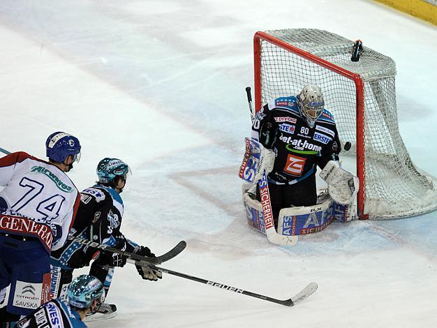#80 David LeNeveu, Tormann, Linz klaert und #74 Nathan Perkovich, KHL Medvescak Zagreb, EHC Liwest Black Wings Linz vs KHL Medvescak Zagreb, Zwischenrunde