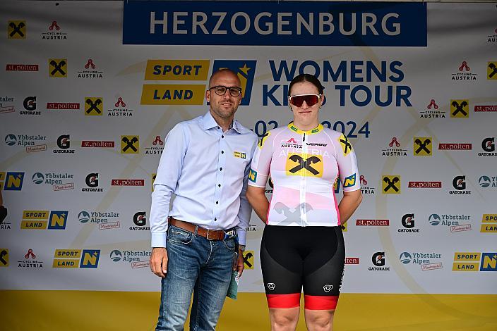Florian König (ÖRV Generalsekretär) Lea Sophie Unterköfler (AUT),  Beste Dame U17  30.05.2024 Rad 1a Etappe Sportland NOE WOMENS  KIDS Tour