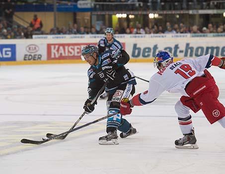 Fabio Hofer, Linz und Kyle Beach, Salzburg,  EHC Liwest Black Wings Linz vs EC Red Bull Salzburg
