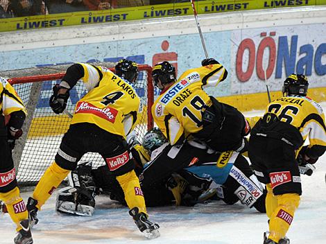 Danny Irmen, Linz scort gegen Sebsatian Stefaniszin, Vienna, EHC Liwest Black Wings Linz vs. UPC Vienna Capitals, 3. Viertelfinale
